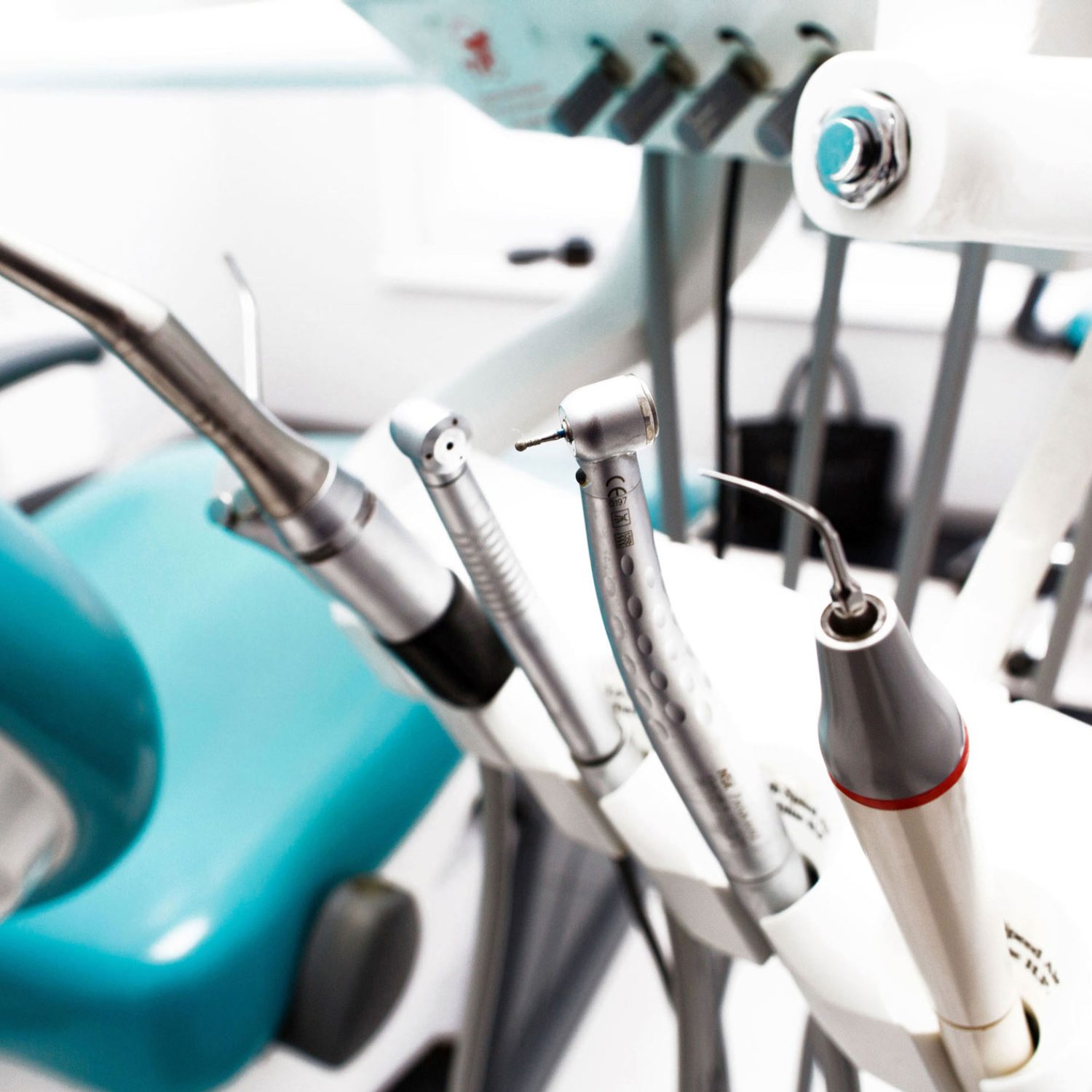 equipos-e-instru3mentos-dentales-en-la-oficina-del-dentista-primer-plano-de-herramientas