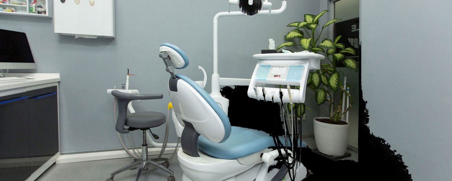 gabinete-dental-con-varios-equipos-medicos