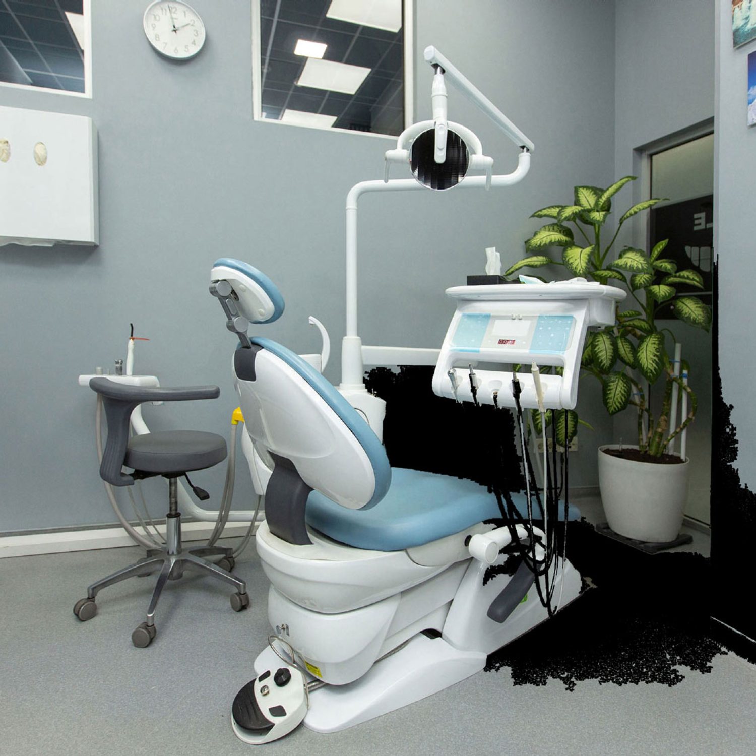 gabinete-dental-con-varios-equipos-medicos