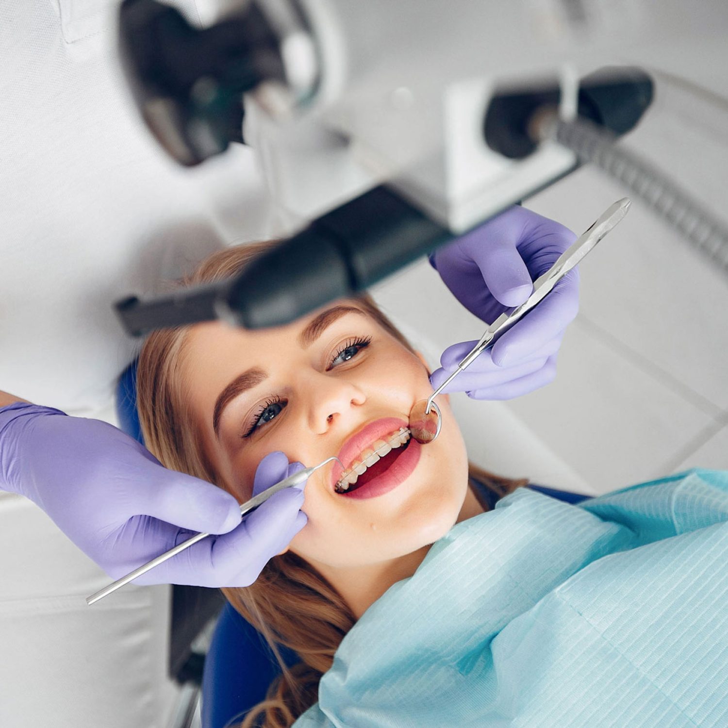 hermosa-chica-sentada-en-la-oficina-del-dentista