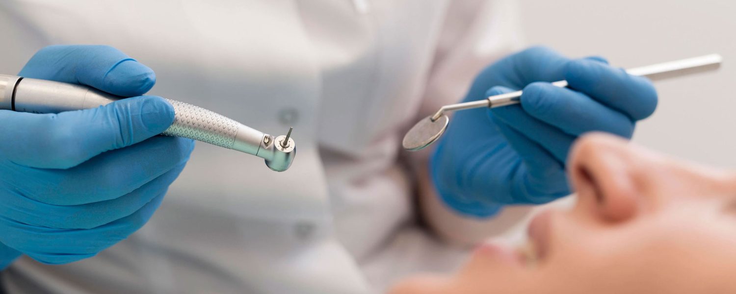 paciente-de-sexo-femenino-que-7tiene-un-procedimiento-realizado-en-el-dentista
