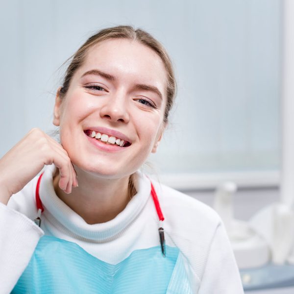 retrato-de-mujer-adulta-sonriente-en-el-dentista